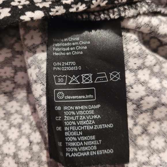 Black Daisy Filled Skirt - Picture 6 of 7